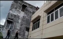 Melompat di Atas Ruko, Pencuri Kabel di Palembang Ditembak Polisi  <