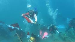 Rayakan Kemerdekaan, Penyelam Kibarkan Merah Putih di Dasar Laut Gorontalo