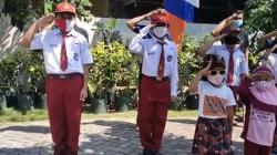 Kangen Sekolah, Pelajar di Blora Ini Ikut Upacara HUT RI di Poskamling 