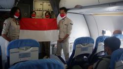 Pengibaran Bendera Merah Putih di Dalam Pesawat Super Air Jet