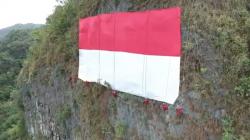 Bendera Merah Putih Raksasa Berkibar di Tebing Kars Maros Setinggi 80 Meter