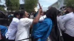 Polisi Bubarkan Demo Mahasiswa UIN Ar-Raniry Tuntut Normalisasi di Masa PPKM