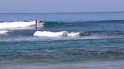 Komunitas Surfing Pesisir Barat Lampung Kibarkan Bendera Merah Putih sambil Berselancar