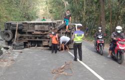 Tak Kuat Menanjak, Truk Bermuatan Semen Terguling di Tanjakan Bibis