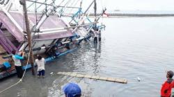 Dibantu Warga, Petugas Damkar Evakuasi Kapal Penangkap Ikan Kandas di Kepulauan Seribu