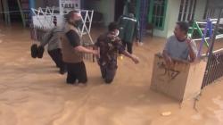 Sambil Menggulung Celana, Wagub Audy Jalan Kaki Terjang Banjir Tinjau Warga