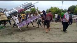 Jadi Sarang Maksiat, Warga dan Satpol PP Bongkar Lapak di Pinggir Pantai Pelangi