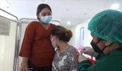 Momen Haru, 2 Ibu Hamil Berpelukan Hilangkan Ketegangan saat Divaksin Covid<