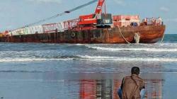Kapal Tongkang Kandas di Bojongsalawe Pangandaran akibat Terempas Gelombang Laut<
