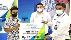 Ahli Waris 54 Aparatur Desa Nagan Raya Terima Santunan Kematian Rp2,26 Miliar