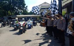 Batalyon Pesat Gatra Kerahkan Pasukan Brimob Tebar 2.000 Paket Bansos di Bandung<