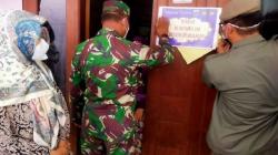 Petugas Gabungan Tempeli Stiker Rumah Warga Pegangsaan Dua yang Belum Divaksin