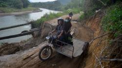 Jalan Ambles Tergerus Luapan Sungai Batang Anai, Akses Mobil Terputus