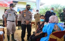 Suku Anak Dalam di Pelosok Perbatasan Sumsel - Jambi Mulai Disuntik Vaksin <