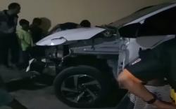 Tabrak Pemotor Lalu Kabur, Mobil Rush Rusak Parah, Diamankan Warga Banjaran Bandung<