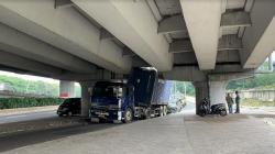 Truk Kontainer Tersangkut di Kolong Flyover Jalan Ahmad Yani, Lalin Dialihkan ke Jalur Cepat