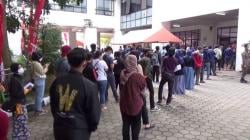 Ribuan Warga Serbu Balaikota Cimahi, Antre Disuntik Vaksi Astrazeneca