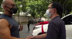 Terima Kasih Telah Diselamatkan, Deddy Corbuzier Beri dr Gunawan Uang Sekoper dan Mobil Toyota Fortuner 