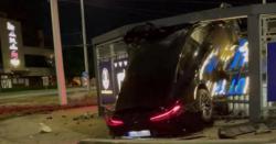 Viral Mobil Sport Mewah Mercedes-AMG GT Tabrak Halte Bus