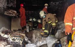 Kebakaran Landa Ruko 3 Lantai di Cengkareng Barat, Pemilik Terluka<