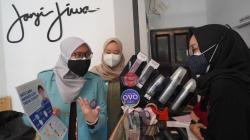 Mahasiswa Kedokteran UNS Sosialisasi Penggunaan Masker Ganda ke UMKM