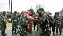 Pangdam Pattimura Disambut Tarian Lenso dan Kalungan Bunga