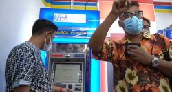 Cek Saldo ATM Crazy Rich Malang, Uya Kuya Tercengang Isinya Satu Kartu Rp7 Miliar
