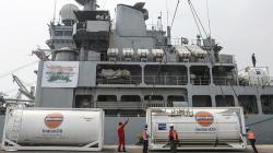 Kapal Perang Angkatan Laut India Merapat, Bawa Bantuan Oksigen untuk Indonesia