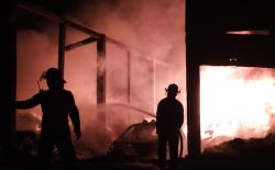 Kebakaran Landa Gudang Kain dan Kapas Sintetis di Bergas, Mobil dan Motor Hangus Terbakar