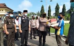Polisi Salurkan Bansos untuk Warga Terdampak Covid-19 di OKU Selatan <