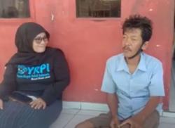Demi Anak Bisa Sekolah, Ayah di Lebak Keliling Kampung Minta Pakaian Bekas ke Warga