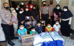 Warga Terdampak Pandemi di Bandung Tersenyum Terima Sembako dari Batalyon Sanika Satyawada