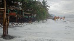 Jogging Track dan Pendopo di Pantai Istiqomah Citepus Hancur Diterjang Ombak