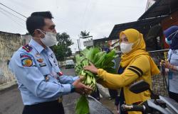 Warga Binaan Rutan Wates Bagikan Sayuran Hasil Panenan kepada Warga Terdampak Covid-19