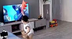 Balita Ini Hancurkan TV saat Nonton Ultraman, Bantu Superhero yang Diserang Monster