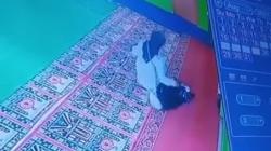 Wanita Berkerudung Curi Tas Jemaah Masjid di Bandung, Aksinya Terekam CCTV<