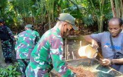 Aksi Satgas TNI Bantu Warga di Perbatasan RI-PNG Olah Sagu