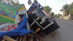 Brak, Truk Pasir yang Ditinggal Sopir Tabrak Warung Kopi di Sukabumi<