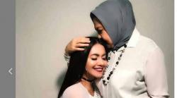 Emilia Contessa Turunkan Bakat Musik ke Sang Putri, Denada: Mama Manajer yang Sangat Galak