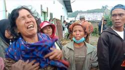 Tangis Pilu di Lokasi Longsor Kabanjahe, Nenek Ini Histeris Adik dan Cucu Belum Ditemukan