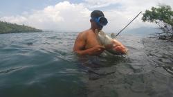 Memanah Ikan di Danau Singkarak