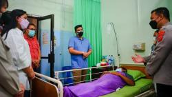 Momen Bobby Nasution dan Kahiyang Jenguk Juru Parkir yang Ditembak Perampok Toko Emas