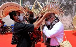 Kunjungi Kerajaan Termanu di NTT, Ketua DPD Diangkat Jadi Anggota Kehormatan Dewan Adat