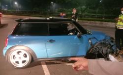 Kecelakaan di Senayan, Mini Cooper Ringsek hingga Ban Terlepas