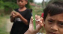 Potret Bocah di Cibadak, Berbagi Kebahagiaan dengan Permainan Tradisional