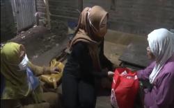 Pakai Kaos dan Celana Hitam, Istri Bupati Ini Blusukan ke Rumah Warga