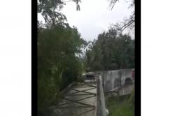   Tak Kuasai Medan Jalan, Mobil Terperosok Selokan di Tempel