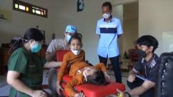 Ekspresi Bahagia Kembar Siam asal Garut Bakal Dapat Kursi Roda Khusus<