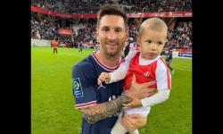 Abadikan Momen Bersejarah, Kiper Reims Bawa Anaknya ke Lapangan Foto Bareng Messi