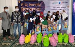 Momen HUT RI dan Muharram, Majelis Taklim XL Bantu Yatim Piatu Belanja Alat Sekolah